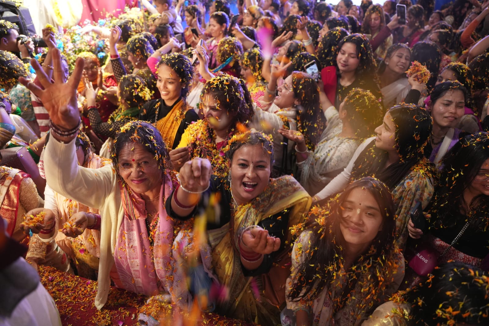 इस्कोन नेपालद्वारा हजारौं भक्तजनहरूको साथ हर्षोल्लासपूर्ण पुष्पमालाको होली आयोजना